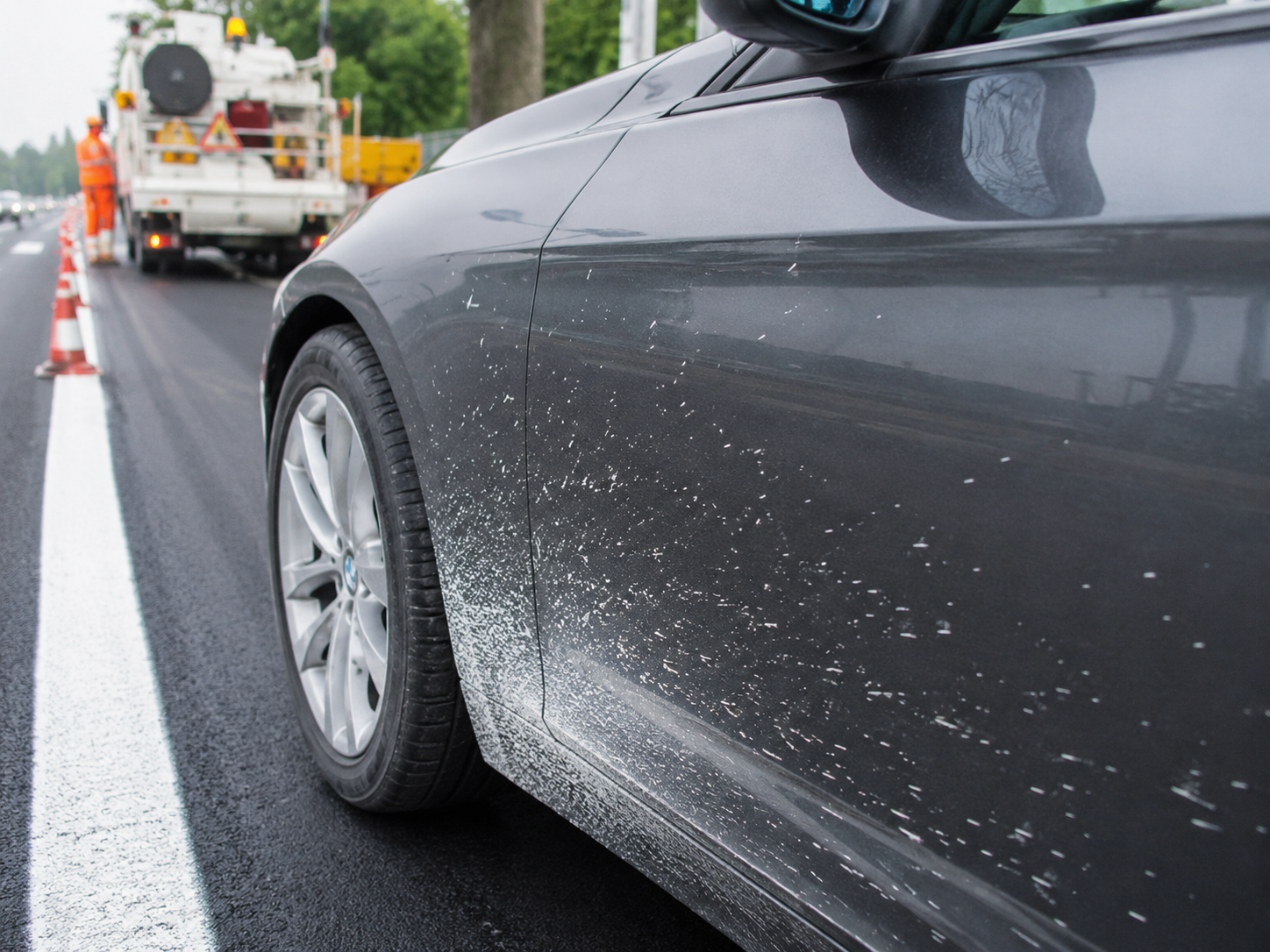 Vollkaskoversicherung: Sind Lackspritzer auf dem Fahrzeug ein versicherter Unfall?